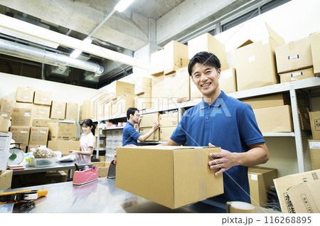 倉庫で働く男性 116268895