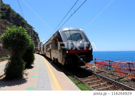 世界遺産チンクエテッレを結ぶ電車 マナローナ駅 近郊型電車 イタリア 世界遺産チンクエテッレを結ぶ電車 マナローナ駅 近郊型電車 イタリア 116268929