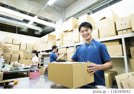 倉庫で働く男性 116269042