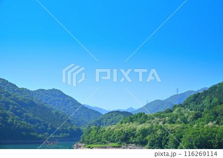 二居ダム　天端から湖畔の山並の風景　湯沢町　 116269114