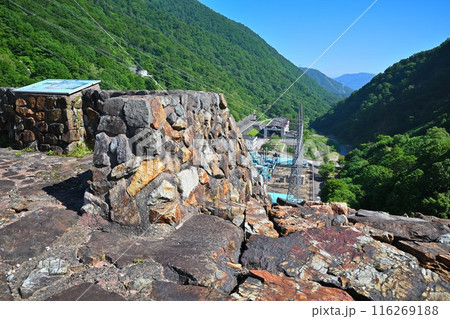 二居ダム　天端からのダム下の風景　湯沢町　 116269188