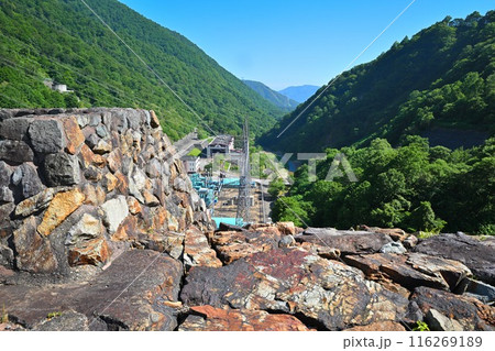 二居ダム　天端からのダム下の風景　湯沢町　 116269189