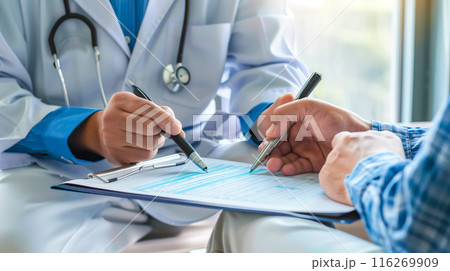 医師と患者間の医療相談、問診のイメージ。 116269909