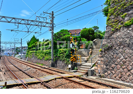 山の手の海岸沿いを走る神戸の塩屋の小さな踏切 山の手の海岸沿いを走る神戸の塩屋の小さな踏切 116270020