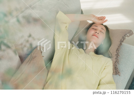 ソファで昼寝をする30代女性 116270155