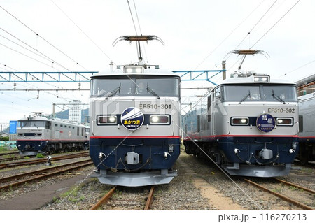車両基地で並ぶEF510形300番台（あかつき・彗星ヘッドマーク掲出） 116270213