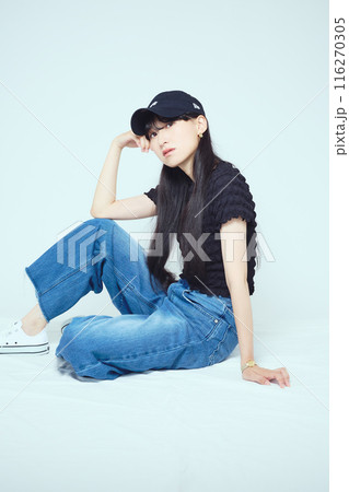 夏の女子大学生のポートレート 116270305