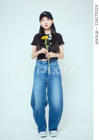 夏の女子大学生のポートレート 116270324