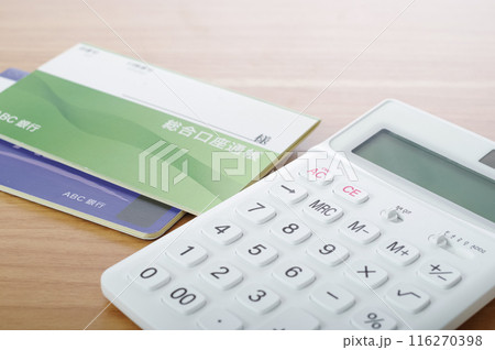 テーブルの上に置かれた貯金通帳 116270398