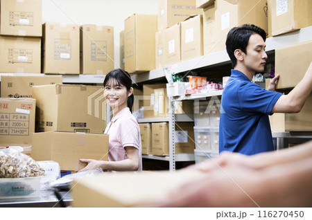 倉庫で働く女性 倉庫で働く女性 116270450