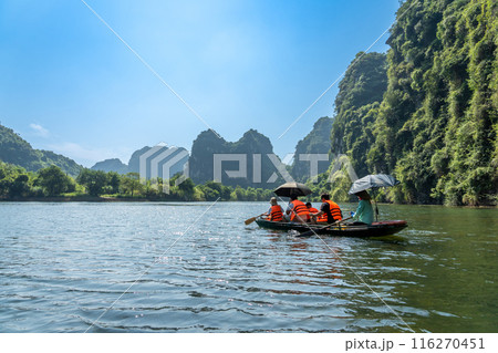 ベトナムハノイ　渓谷の川を手漕ぎのボートで進むニンビンのボートツアーの観光客 116270451