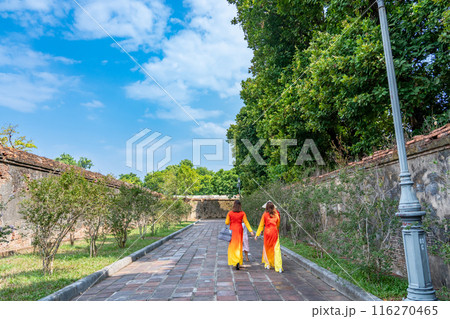 ベトナム最後の王朝の栄華を残す世界遺産フエ王宮でナショナルデーに正装して歩く人々 ベトナム最後の王朝の栄華を残す世界遺産フエ王宮でナショナルデーに正装して歩く人々 116270465