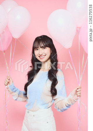 ピンク風船を持つ女子大生のポートレート ピンク風船を持つ女子大生のポートレート 116270538
