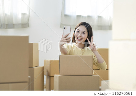 引越しイメージ　スマートフォンを持った若い女性　 116270561