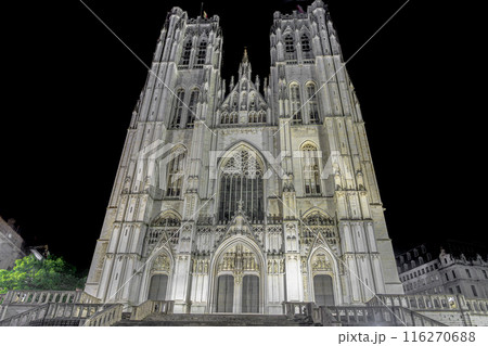 ベルギー　ブリュッセル　サンミッシェル大聖堂　ライトアップ 116270688