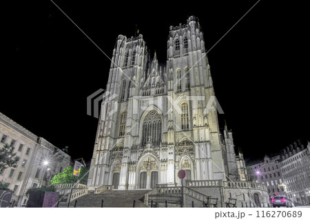 ベルギー　ブリュッセル　サンミッシェル大聖堂　ライトアップ 116270689