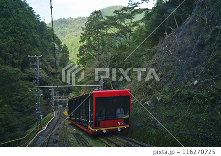 世界遺産高野山へ向かう南海ケーブルカーの情景 116270725