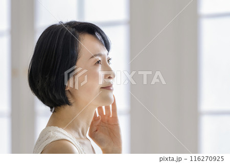 50代前半の女性　横顔　ビューティーイメージ　ポートレート 116270925