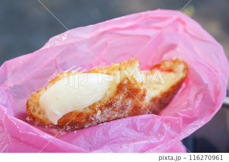 ハワイ名物マラサダの食べかけ ハワイ名物マラサダの食べかけ 116270961