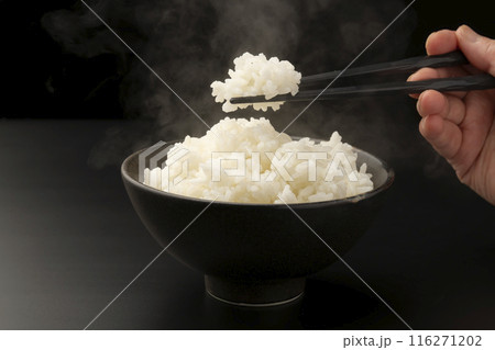 ご飯を箸で持ち上げる 湯気 ご飯を箸で持ち上げる 湯気 116271202