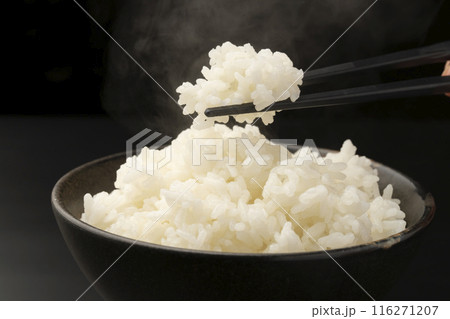 ご飯を箸で持ち上げる 湯気 ご飯を箸で持ち上げる 湯気 116271207