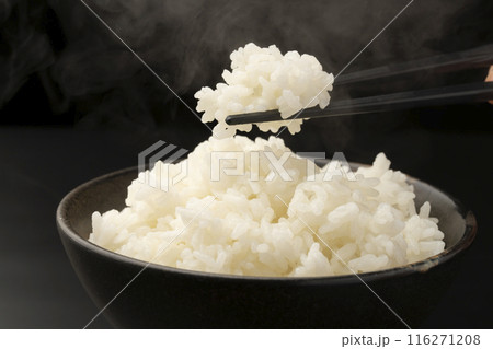 ご飯を箸で持ち上げる 湯気   ご飯を箸で持ち上げる 湯気   116271208