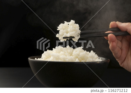 ご飯を箸で持ち上げる 湯気　  116271212