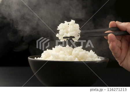 ご飯を箸で持ち上げる 湯気　  116271213