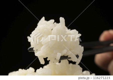 ご飯を箸で持ち上げる 湯気　  116271223