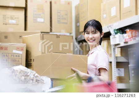 倉庫で働く女性 116271263