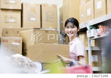 倉庫で働く女性 倉庫で働く女性 116271266