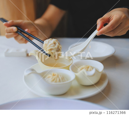 Eating Chinese food steamed bun 116271366