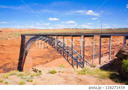 大きな谷に架かった橋 大きな谷に架かった橋 116271439