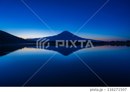 【静岡県】夏の田貫湖から見る富士山　夜明け前 116271507