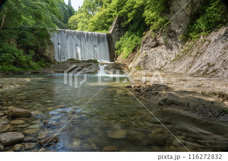砂防堤防と渓流の景色 116272832