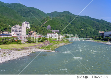 【下呂温泉】いで湯大橋（下呂大橋）からの望む飛騨川と温泉街 116273009