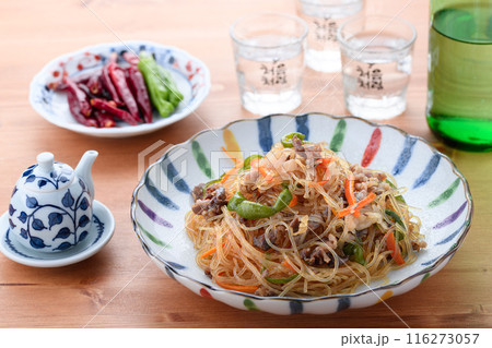 春雨を炒めた伝統的な韓国料理　チャプチェ　（ 雑菜 ） 116273057