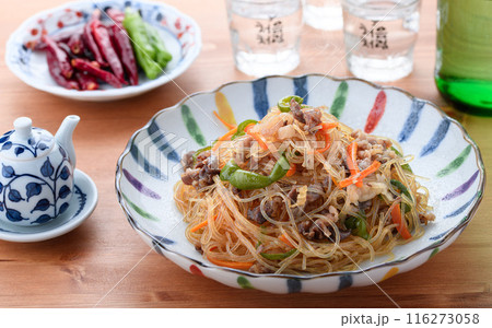 春雨を炒めた伝統的な韓国料理　チャプチェ　（ 雑菜 ） 116273058