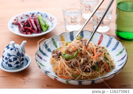 春雨を炒めた伝統的な韓国料理　チャプチェ　（ 雑菜 ） 116273061