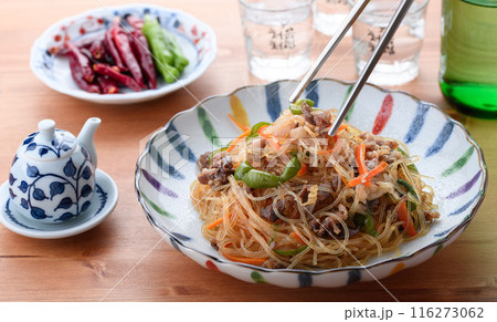 春雨を炒めた伝統的な韓国料理 チャプチェ ( 雑菜 ) 春雨を炒めた伝統的な韓国料理 チャプチェ ( 雑菜 ) 116273062