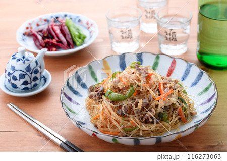 春雨を炒めた伝統的な韓国料理　チャプチェ　（ 雑菜 ） 116273063