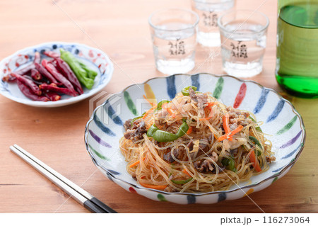 春雨を炒めた伝統的な韓国料理　チャプチェ　（ 雑菜 ） 116273064