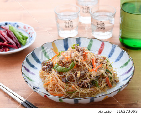 春雨を炒めた伝統的な韓国料理　チャプチェ　（ 雑菜 ） 116273065