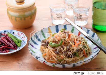 春雨を炒めた伝統的な韓国料理　チャプチェ　（ 雑菜 ） 116273067