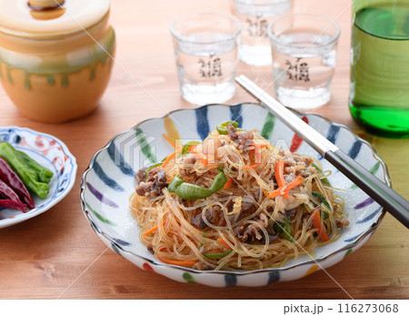 春雨を炒めた伝統的な韓国料理　チャプチェ　（ 雑菜 ） 116273068