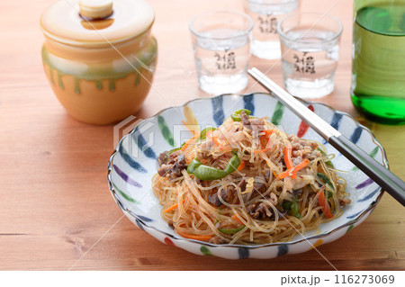 春雨を炒めた伝統的な韓国料理　チャプチェ　（ 雑菜 ） 116273069