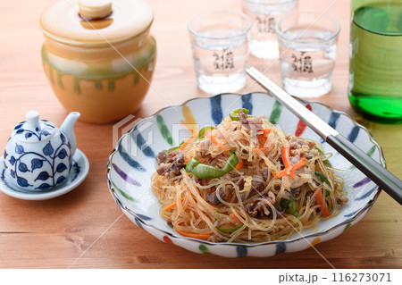 春雨を炒めた伝統的な韓国料理　チャプチェ　（ 雑菜 ） 116273071
