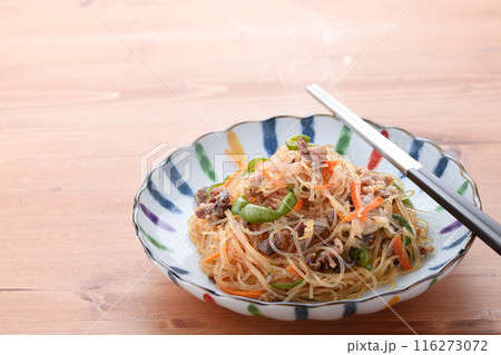 春雨を炒めた伝統的な韓国料理　チャプチェ　（ 雑菜 ） 116273072