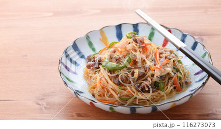 春雨を炒めた伝統的な韓国料理　チャプチェ　（ 雑菜 ） 116273073