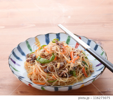 春雨を炒めた伝統的な韓国料理　チャプチェ　（ 雑菜 ） 116273075